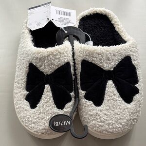 Cozy  White Ladies Slippers with Black Bow 7/8 NWT